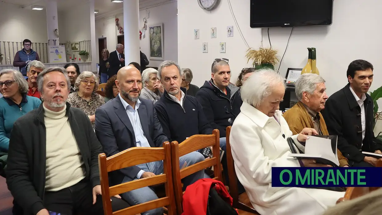 Gestor Carlos Tavares apresentou autobiografia na Póvoa de Santarém, freguesia onde tem casa