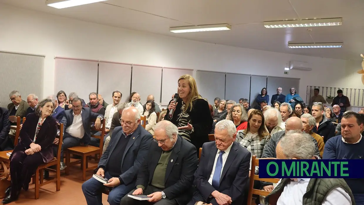 Gestor Carlos Tavares apresentou autobiografia na Póvoa de Santarém, freguesia onde tem casa