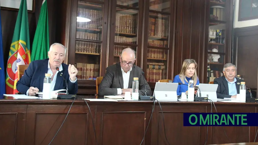 Azambuja aprova moção contra subconcessão de linha ferroviária