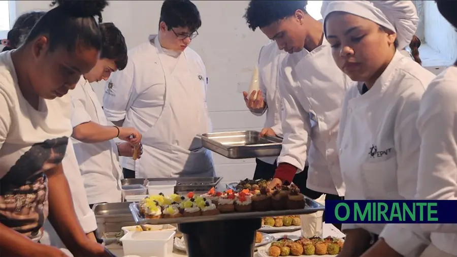 Entre a cozinha e a sala: jovens à prova na Escola Profissional Vale do Tejo
