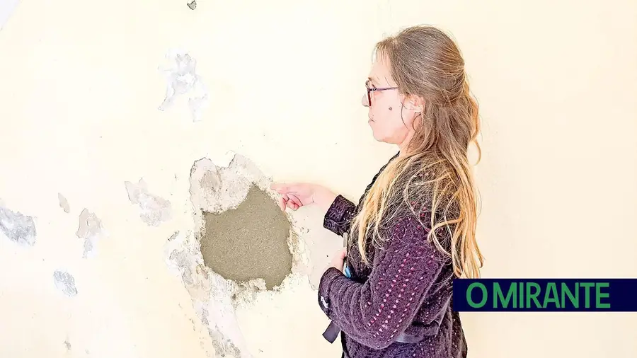 Prédio em Vialonga alvo de queixas por infiltrações e insalubridade