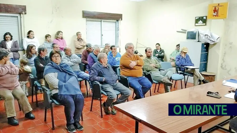 Sala cheia na Junta de Vale das Mós para apoiar desanexação de freguesia