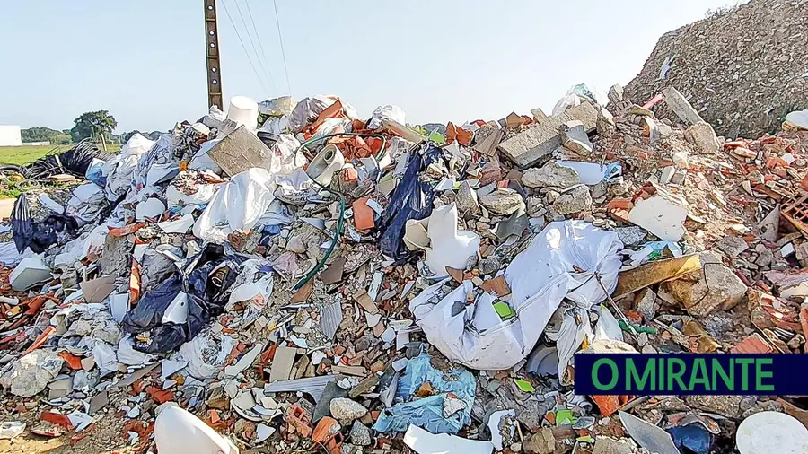 Lixo ilegal no estaleiro municipal obriga Câmara de Benavente a agir após denúncias