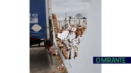 Veículo de mercadorias danifica muro do cemitério de Marinhais