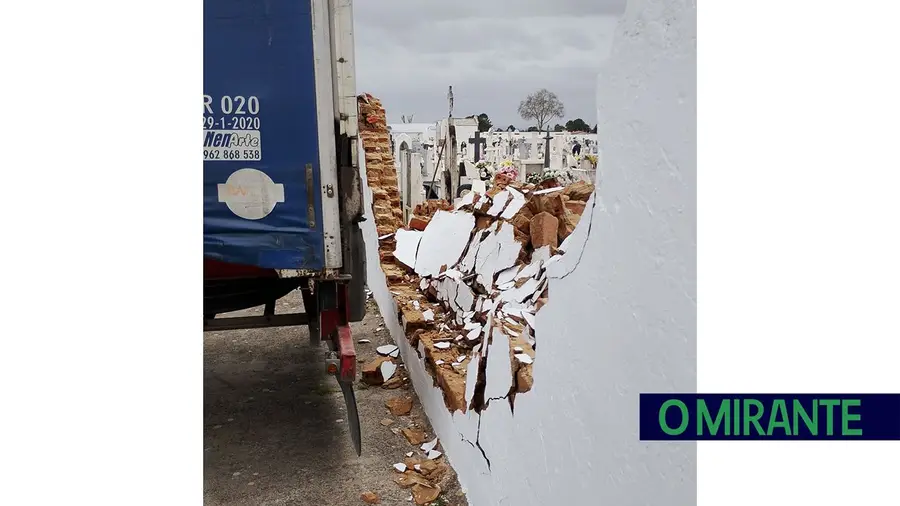 Veículo de mercadorias danifica muro do cemitério de Marinhais