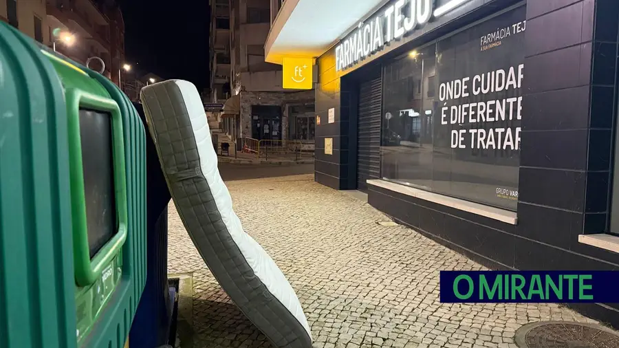 Monos e lixo continuam a acumular-se em frente a farmácia na Castanheira do Ribatejo