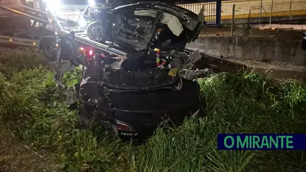 Condutora de 22 anos em coma após despiste em Carvoeira