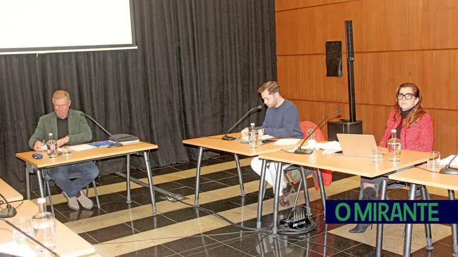 Não haverá temas mais importantes do que o tom das reuniões de Abrantes?