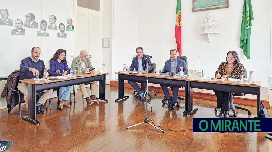 Quando a água baixa, sobe a maré política