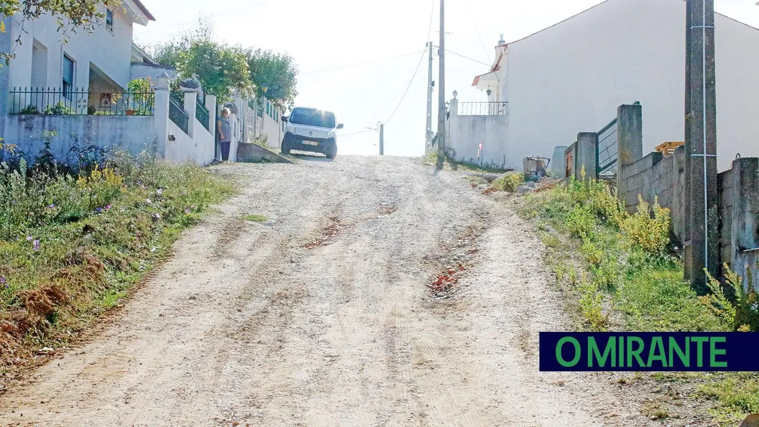 Ruas em terra batida no Casal Garcia Mogo continuam a ser tormento para moradores