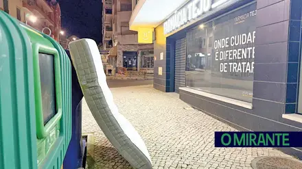 Monos e lixo continuam a acumular-se em frente a farmácia em Castanheira do Ribatejo