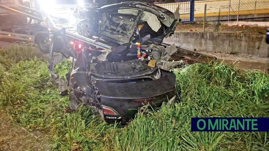 Condutora de 22 anos em coma após despiste em Carvoeira