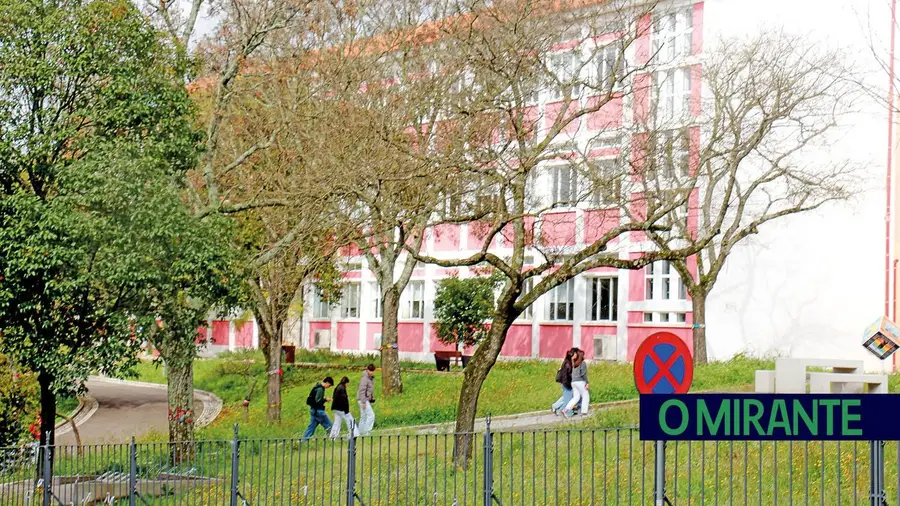 Edifício da Escola Maria Lamas com problemas estruturais volta a suscitar dúvidas