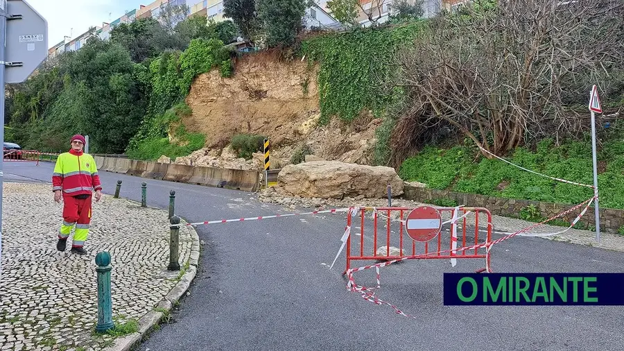 Avançam obras de estabilização de talude em rua do Forte da Casa após deslizamentos de terras