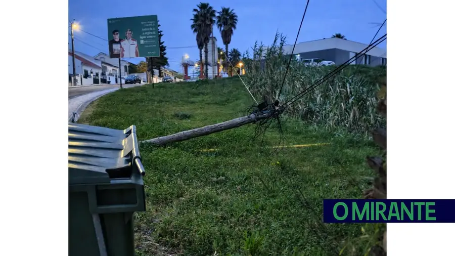Poste de telecomunicações caído há semanas na Chamusca