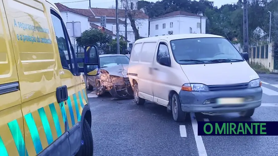 Colisão na EN3, junto à igreja do Vale de Santarém, provoca um ferido ligeiro