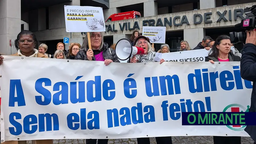Mais de 150 pessoas em protesto à porta do Hospital VFX contra encerramento das urgências