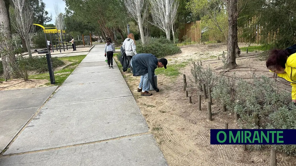 Voluntários limparam margens do Tejo na Póvoa de Santa Iria