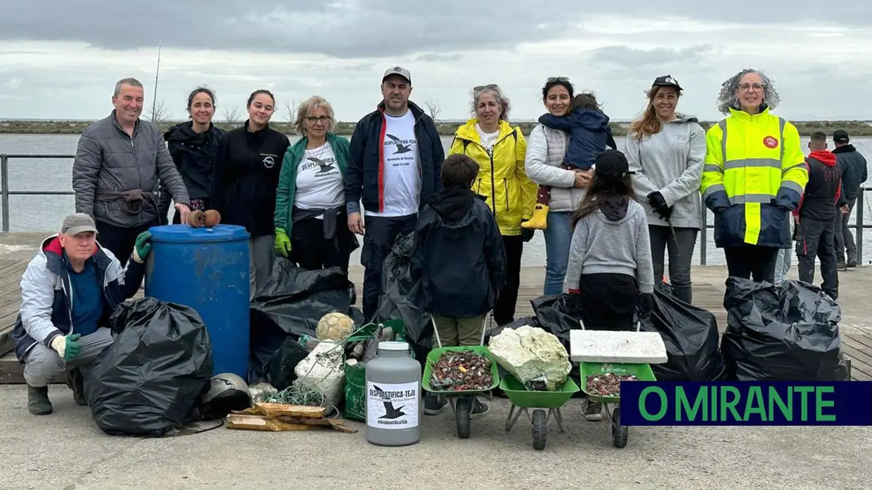 Voluntários limparam margens do Tejo na Póvoa de Santa Iria
