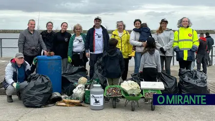Voluntários limparam margens do Tejo na Póvoa de Santa Iria