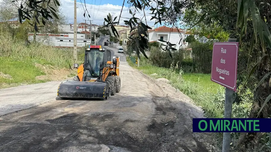 Rua das Nogueiras no Cartaxo volta a ter obras, mas reabilitação de fundo continua por fazer