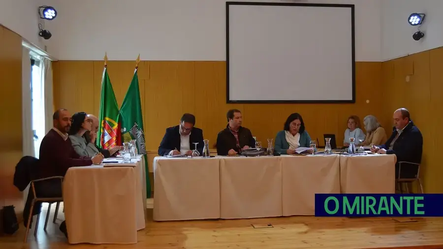 Hasta pública para bancas do Mercado Municipal de Coruche expõe problemas