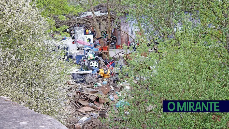 Lixeira junto a casas na ponte do Vale de Santarém é assunto na reunião do Cartaxo
