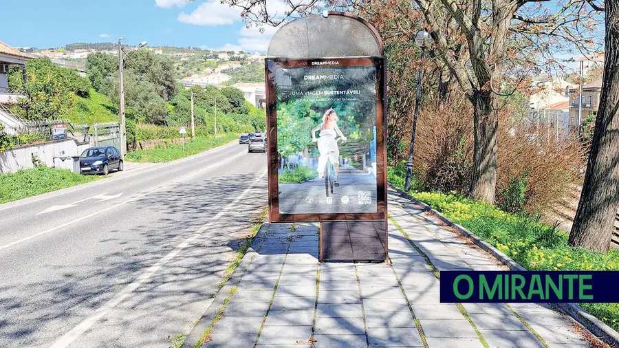 Instalação de publicidade em passeios de Alhandra é contra todas as regras