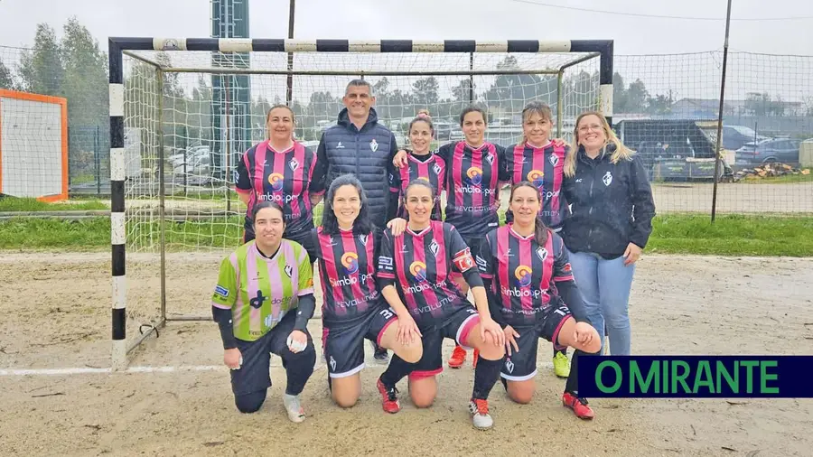 Azinhaga segura liderança e aperta corrida ao título na liga de futebol feminino