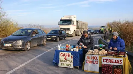 Trânsito parado, negócio montado na Ponte da Chamusca
