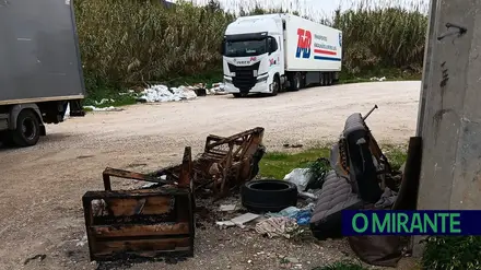 Depósitos ilegais persistem na Estrada dos Caniços apesar de nova intervenção de limpeza
