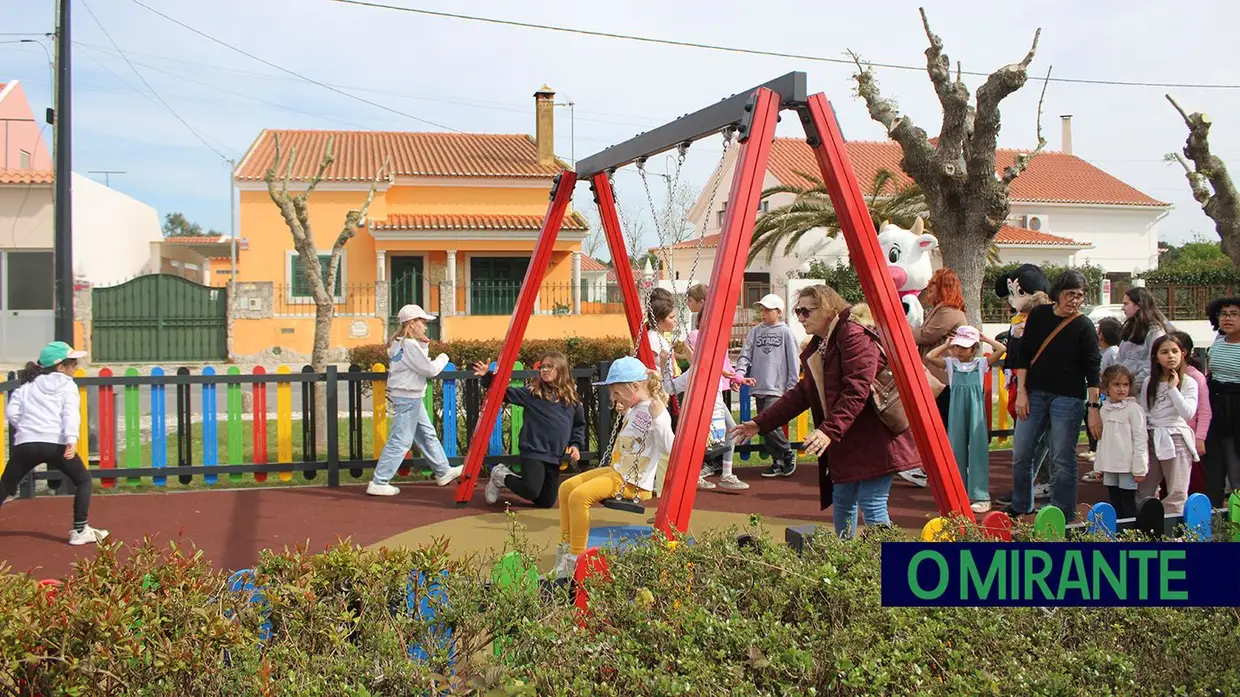 Novo parque infantil devolve alegria às crianças de Vila Chã de Ourique
