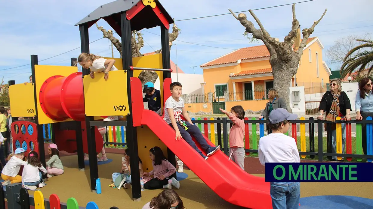 Novo parque infantil devolve alegria às crianças de Vila Chã de Ourique