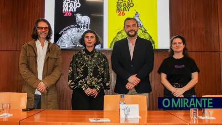 Rita Correia e Emanuel Campos, ao centro, durante a apresentação do Festival Internacional de Cinema de Santarém 2026. FOTO – CM Santarém