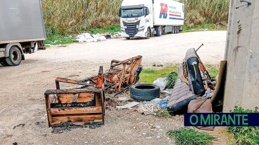 Depósitos ilegais persistem na Estrada dos Caniços apesar de nova intervenção de limpeza