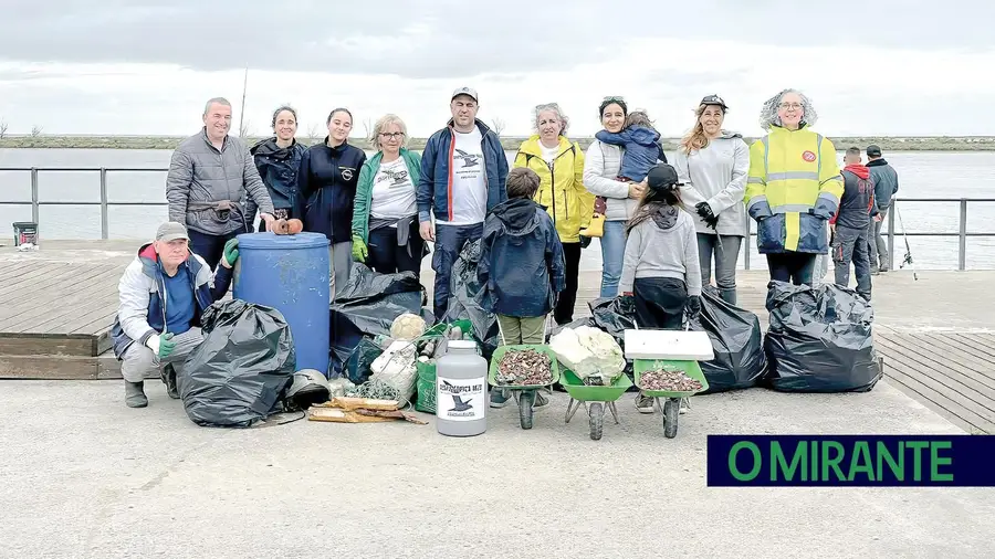 Voluntários limparam margens do Tejo na Póvoa de Santa Iria