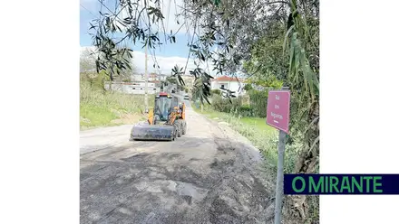 Rua das Nogueiras no Cartaxo volta a ter obras, mas reabilitação de fundo continua por fazer