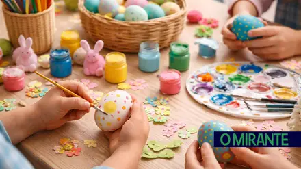 pascoa criancas a pintar ovos