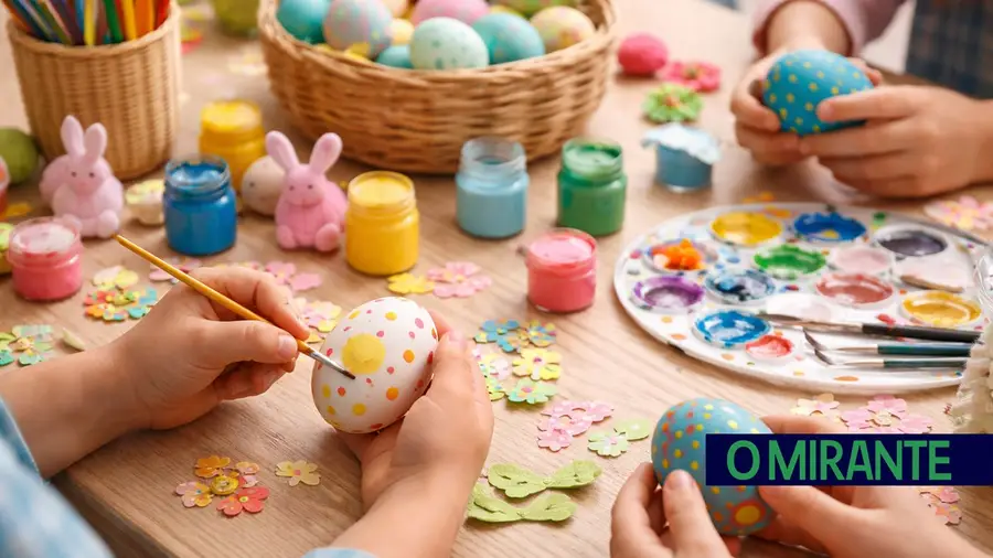 pascoa criancas a pintar ovos