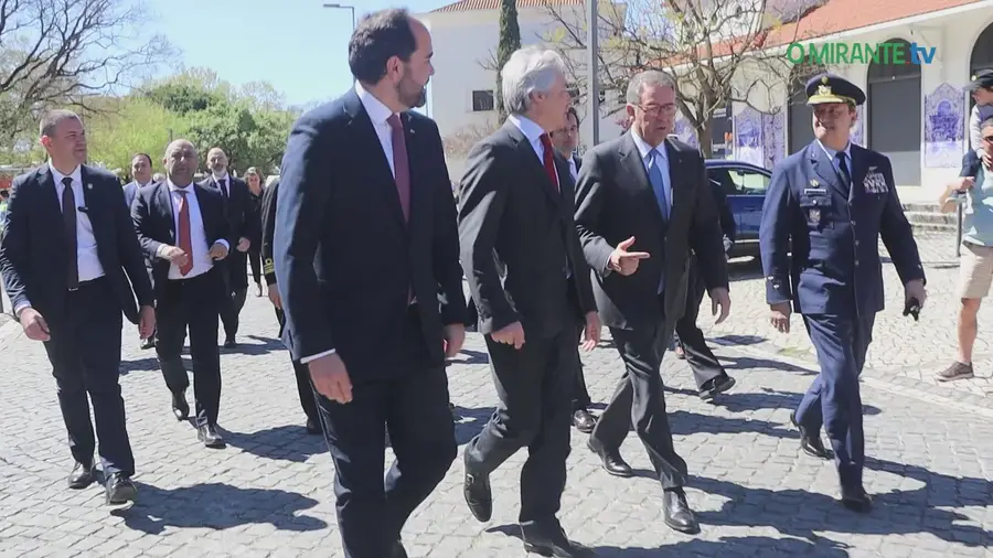 Presidente da República e militares recebidos por multidão em Santarém