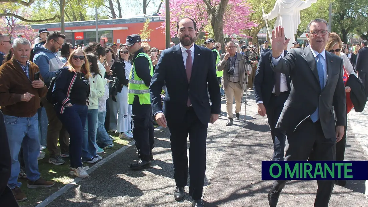 Presidente da República e militares recebidos por multidão em Santarém