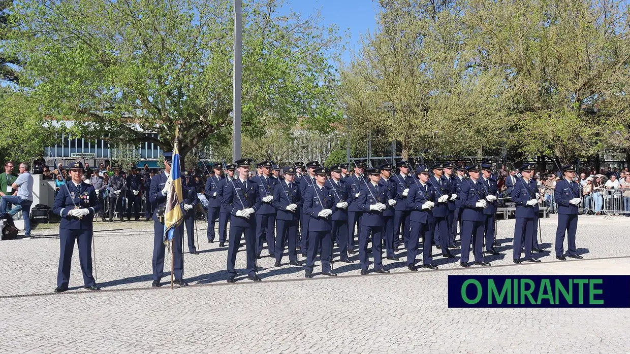 Presidente da República e militares recebidos por multidão em Santarém