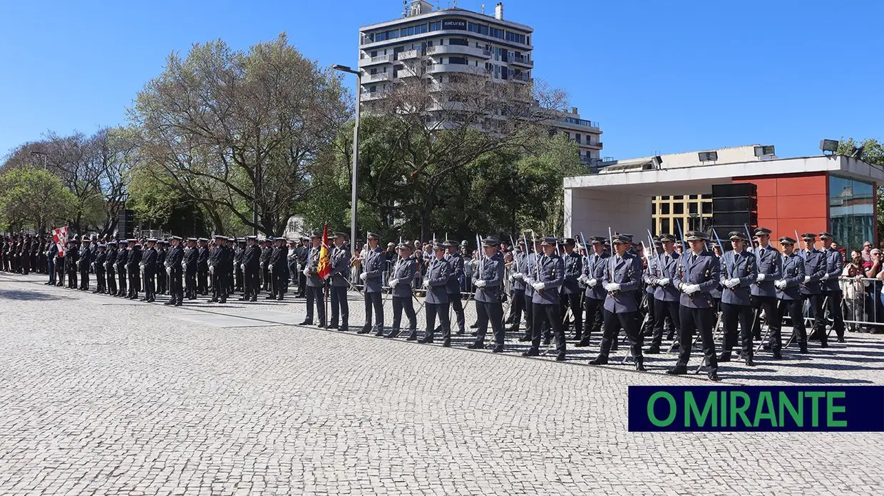 Presidente da República e militares recebidos por multidão em Santarém