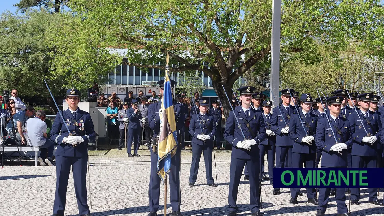 Presidente da República e militares recebidos por multidão em Santarém