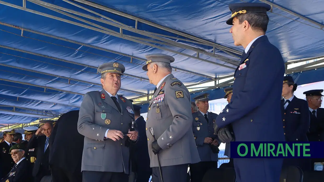 Presidente da República e militares recebidos por multidão em Santarém