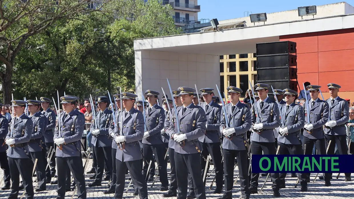 Presidente da República e militares recebidos por multidão em Santarém