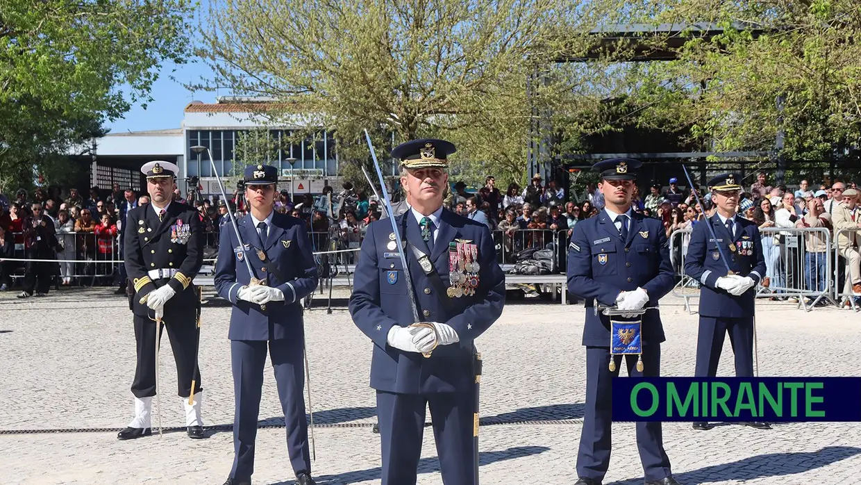 Presidente da República e militares recebidos por multidão em Santarém