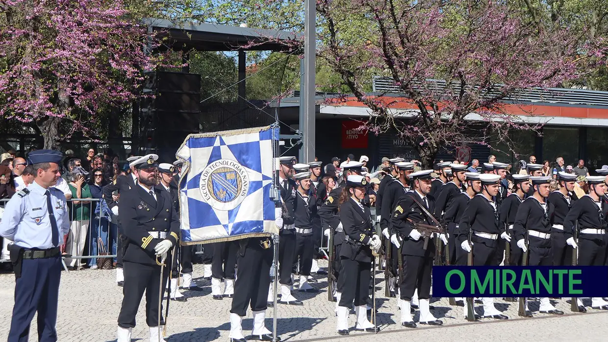 Presidente da República e militares recebidos por multidão em Santarém