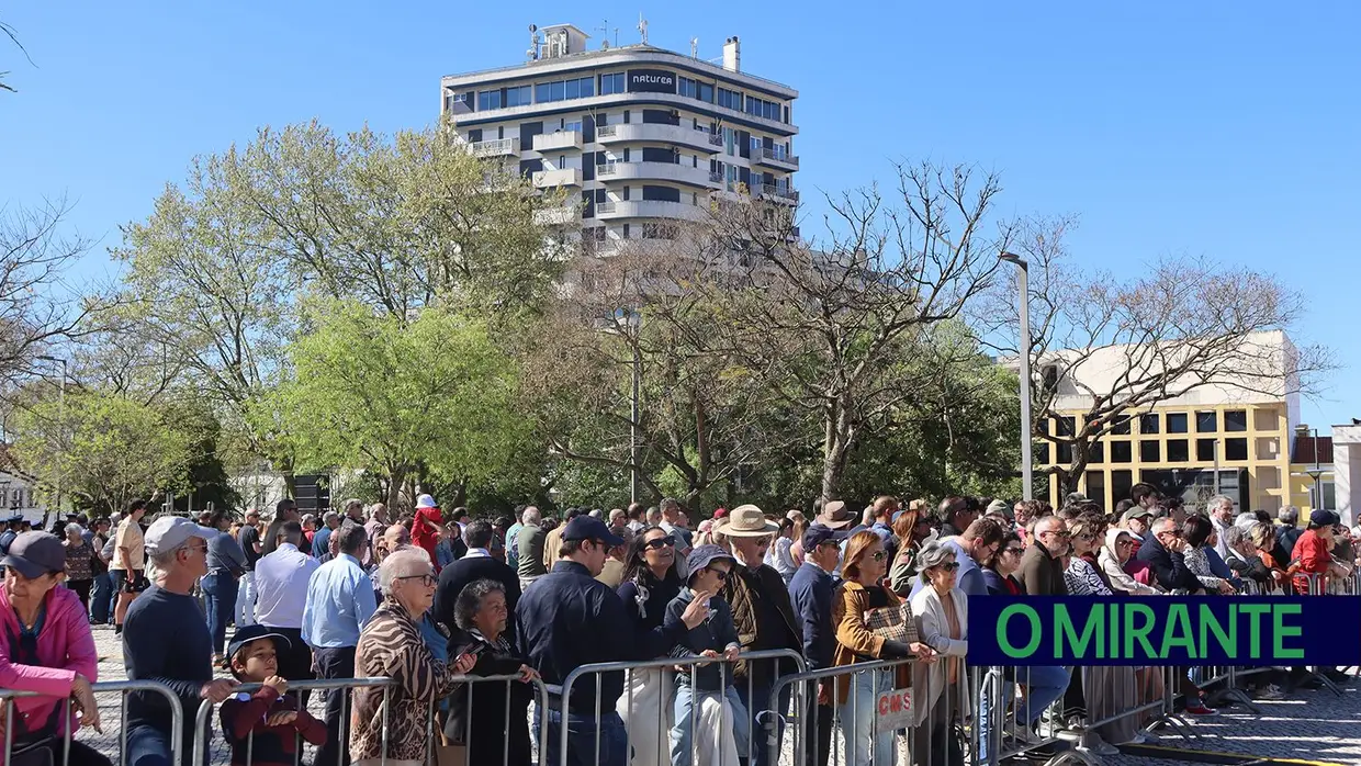 Presidente da República e militares recebidos por multidão em Santarém