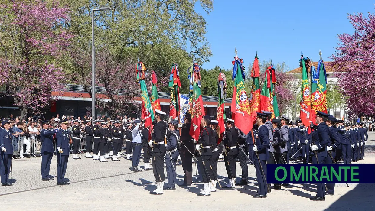 Presidente da República e militares recebidos por multidão em Santarém